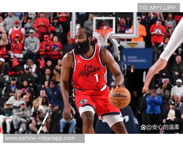 哈登半场表现出色10投6中砍下并列最高16分三分球命中率高达60无失误